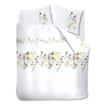 Wit dekbedovertrek van Marjolein Bastin met sierrand van bloemen, bijen en vlinders op een tweepersoons matras met wit hoeslaken