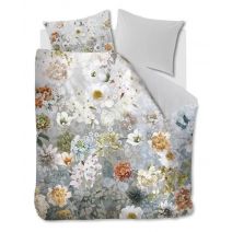Blauwgrijs dekbedovertrek Established van Kardol met een prachtige bloemenprint in verschillende kleuren op een tweepersoons matras met wit hoeslaken