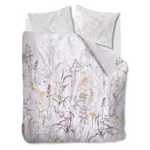 Tweepersoons dekbedovertrek Fields (van het merk Beddinghouse) met een mooie veldbloemenprint op een lichte ondergrond