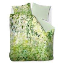 Kardol dekbedovertrek Giverny met fleurig groene blader- en takkenprint op een matras met wit hoeslaken