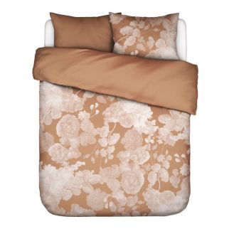 Essenza dekbedovertrek Eunice Souk Orange met witte bloemen op cognac, bovenaanzicht tweepersoonsbed