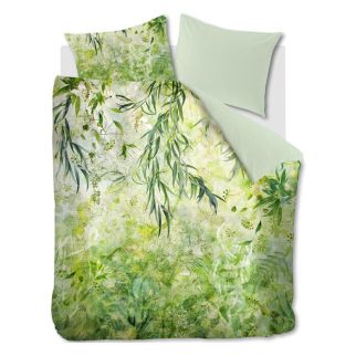 Kardol dekbedovertrek Giverny met fleurig groene blader- en takkenprint op een matras met wit hoeslaken