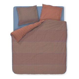 PIP Studio Imani Multi dekbedovertrek met grafisch motief in terracotta, bovenaanzicht op bed