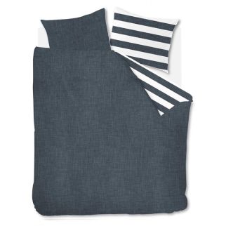 Marineblauw dekbedovertrek Lindy Lines van Rivièra Maison op een tweepersoons matras met wit hoeslaken