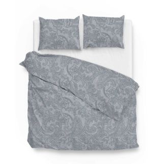 Dekbedovertrek met paisleypatroon in denimkleur op tweepersoons matras met wit hoeslaken